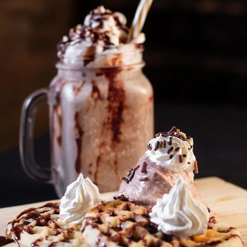 Waffle con helado, crema batida y malteada