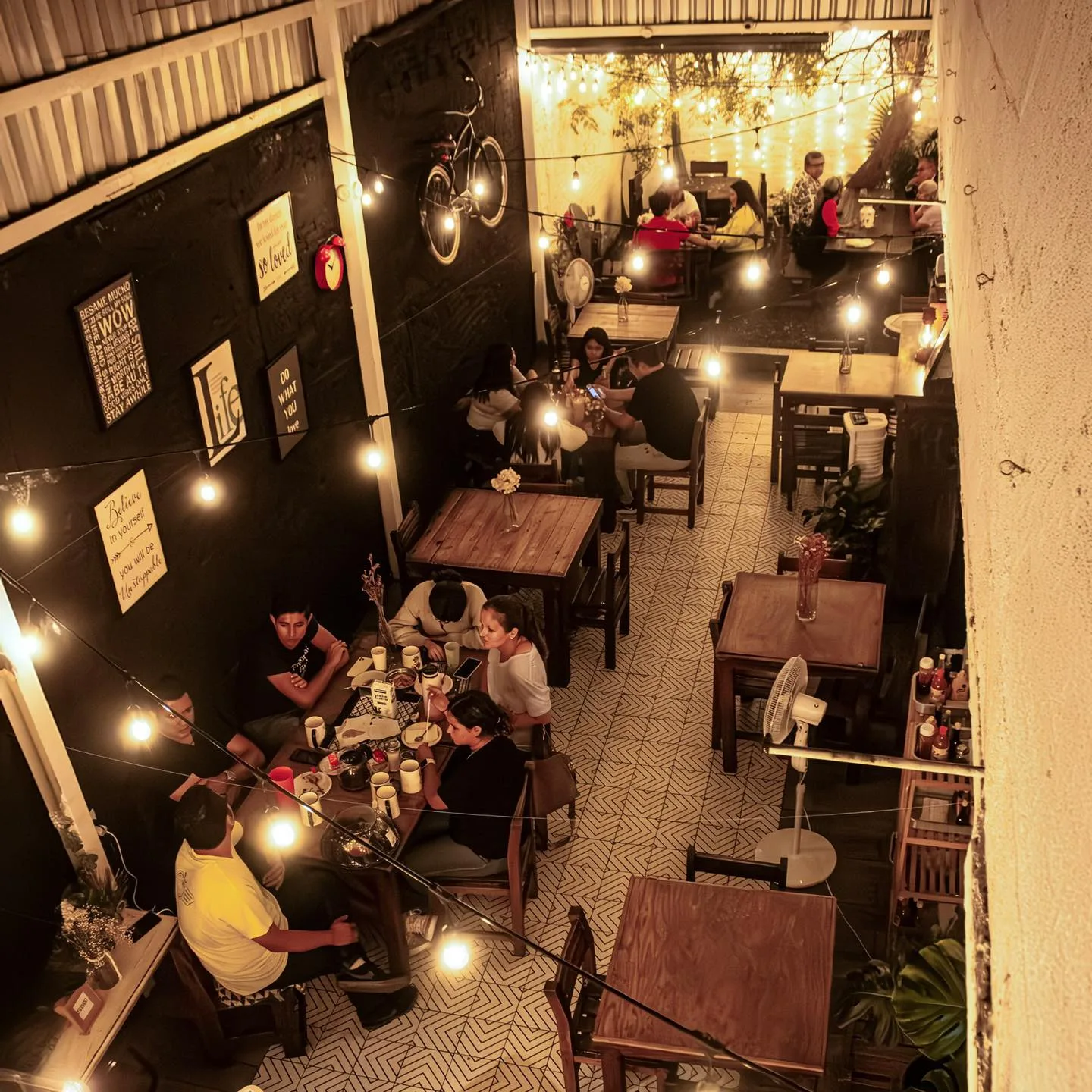 Ambiente nocturno del restaurante con luces cálidas