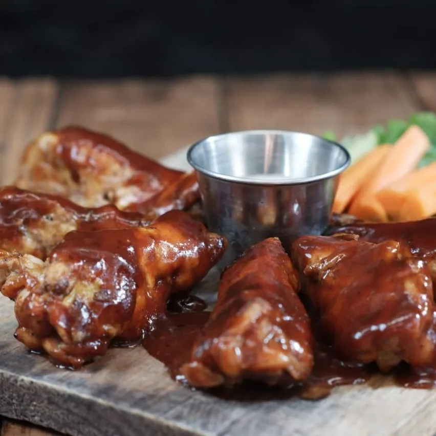 Alitas bañadas en salsa estilo BBQ